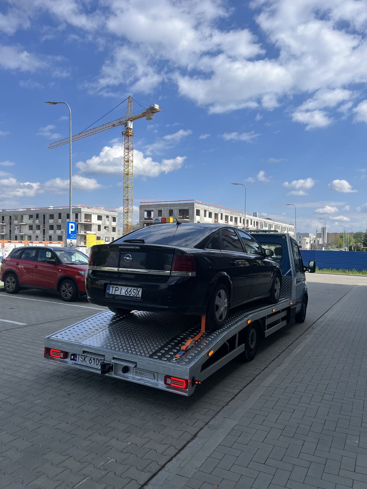 Dostarczenie paliwa i zmiana koła w trasie